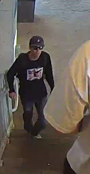 ‼️⚡⚡🇺🇸➖ ՀԴԲ-ն հրապարակել է լուսանկարներ մի մարդու, որը կասկածվում է Չարլի Քիրքի սպանության մեջ