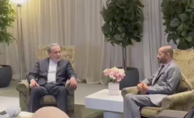 Ժնևում Իրանի արտգործնախարար Աբբաս Արաքչին հանդիպել է Օմանի արտգործնախարար Ալ-Բուսայիդիի հետ՝ համակարգելու Թեհրանի և Վաշինգտոնի միջև ընթացող